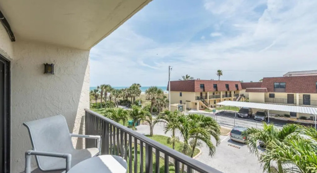 Апартаменты с балконом Chateau by the Sea - Cocoa Beach Oceanfront Pet-Friendly Condos with Rooftop Deck & Heated Pool