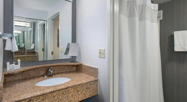 Четырёхместный номер Standard Courtyard by Marriott Newark Elizabeth