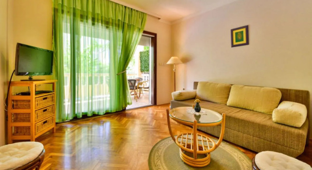 Apartment Olga Spiez 12372, Varaa Huoneisto Hotellit Kvarner Islands uima-altaalla, Uima-allas