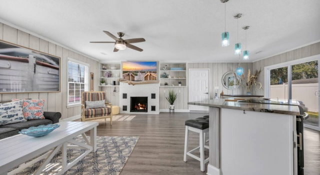 Sea La Vie Villa 3BD Beach Retreat Fence Yard