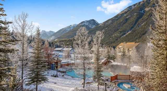 MODERN 4,500 sqft Ski Chalet: 5 Br + 6 Ba | Pool Table | Pool + PRIVATE Hot Tub, Réserver Chalet Cottages à Panorama, près de Toby, Cottage