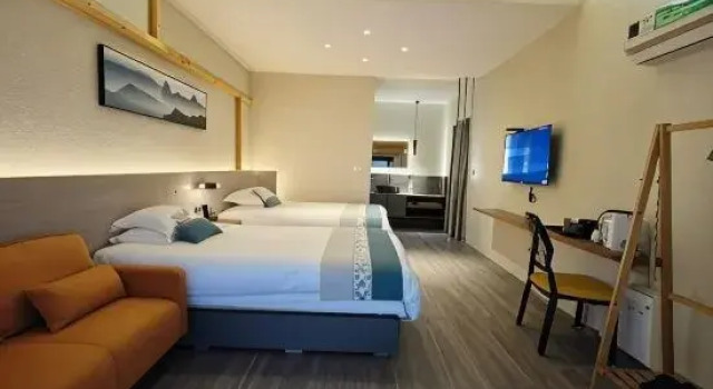 Номер Standard с балконом Longhushan Dalongmen Inn