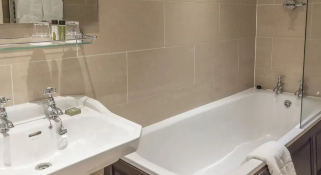 Четырёхместный номер Executive Ringwood Hall Hotel & Spa, Best Western Signature Collection