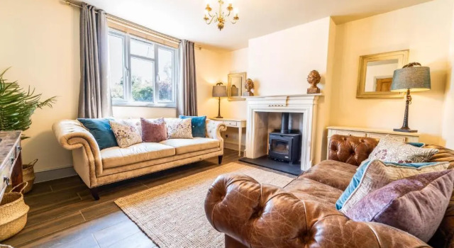 Cosey 2 Bed Cottage With Pool 35 Mins From London, Boek Vakantiehuis Hotels in Merseyside met zwembad, Zwembad