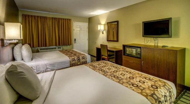 Четырёхместный номер Standard Travelers Inn - Phoenix