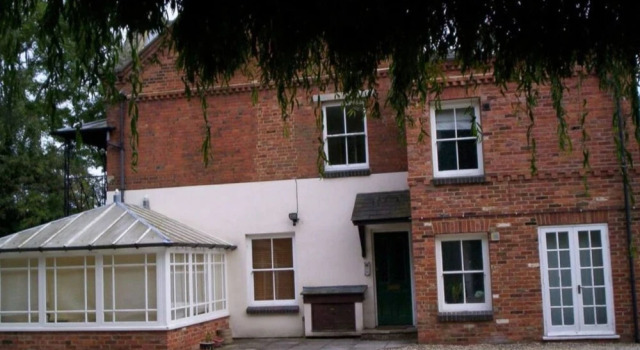 Stylish 2BR Flat Central Oxford With Parking