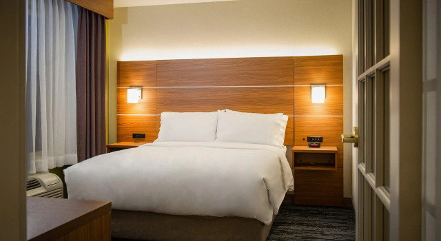 Люкс Holiday Inn Express Hotel & Suites Wausau by IHG