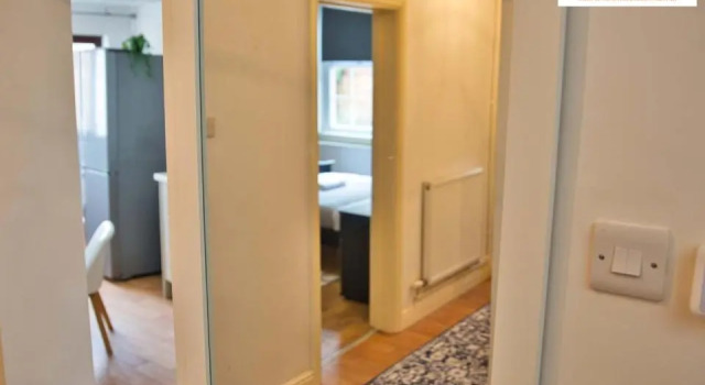 Centrally Tucked Away Private 4bed - Free parking! By Hinkley Homes Short Lets & Serviced Accommodation