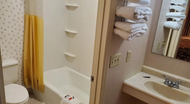 Четырёхместный номер Standard Elk Inn Motel I-77,Exit 85