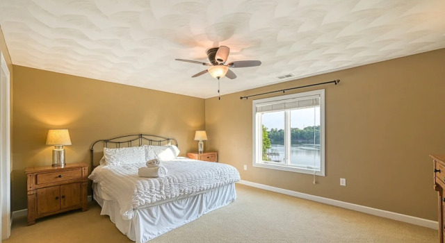 Paradise at Sunset Cove - Lakefront Getaway With Private Dock, Office, Firepit, Deck, & Pool Table, Prenota Casa vacanze Moneta Virginia
