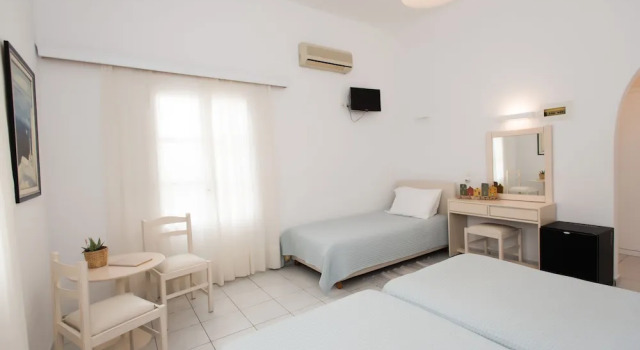 Трёхместный номер Standard с балконом Hotel Charissi