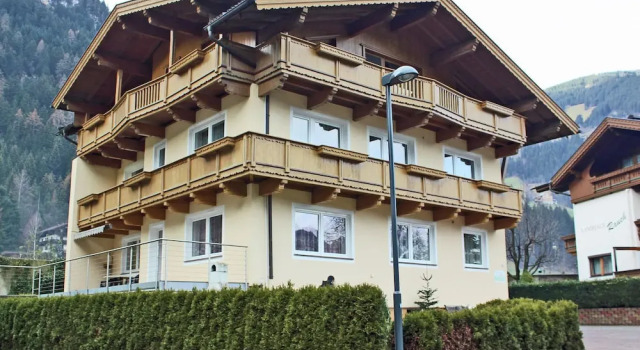 Stylish Apartment in Mayrhofen With Balcony, Забронировать Апартаменты/квартира Отели Майрхофен с парковкой, Парковка