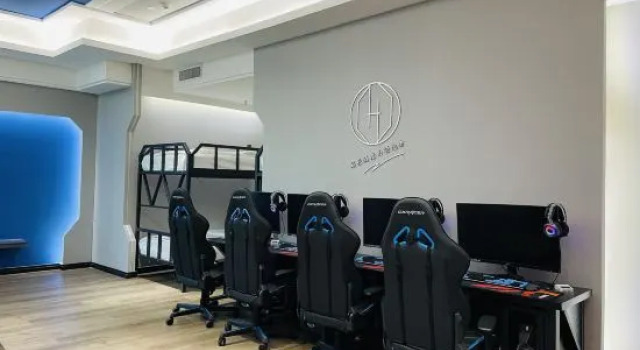 Кровать в общем номере с красивым видом из окна Urumqi Sundan Yakaifu Theme Hotel