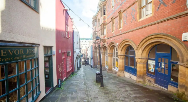 Elegant 1 Bedroom Flat With Period Features in Bristol