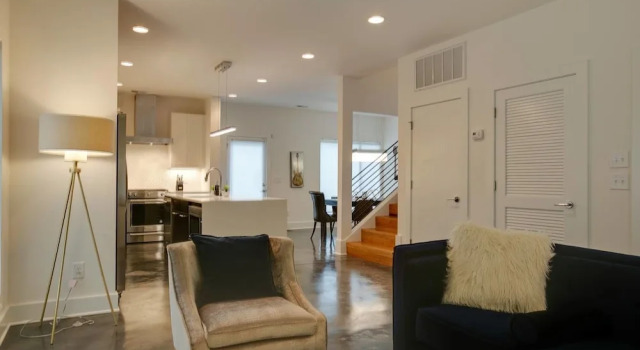 4br/3.5ba w/ Loft, Deck, & Ping Pong by Domio, Book Feriehus Villaer i Nashville, Villa