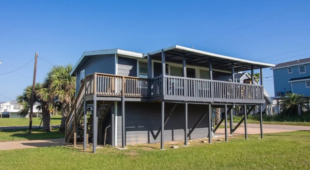 Cute Beach Bungalow Walk to the Beach