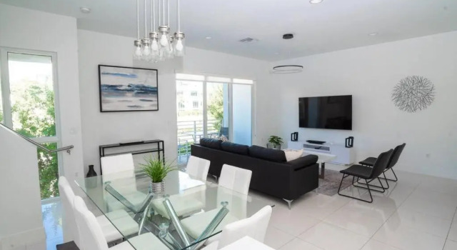 Ocean Front contemporary 3 Bedroom townhouse., Rezerwuj Hotel Hotele w Broward County z parkingiem, Parking