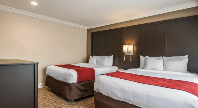 Четырёхместный семейный люкс Comfort Suites San Clemente Beach