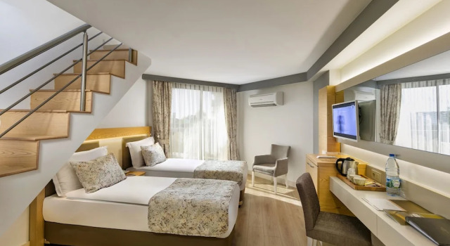 Четырёхместный номер Standard с балконом Glamour Resort & SPA