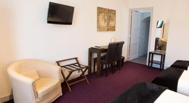 Четырёхместный номер Standard Logis Hotel Le Cerf