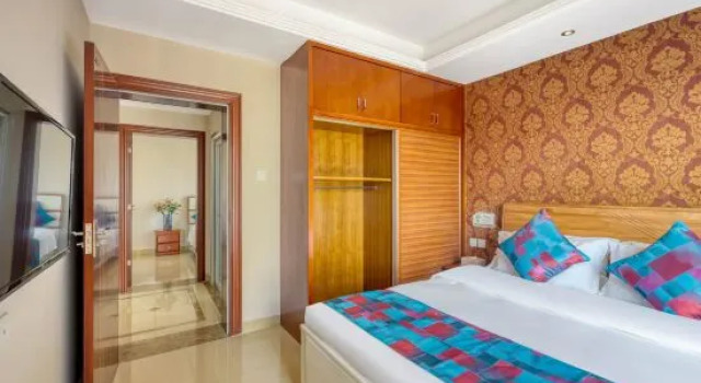 Семейный люкс с балконом и с видом на реку Yichenwei Binjiang Hotel (Xishuangbanna Splashing Plaza)