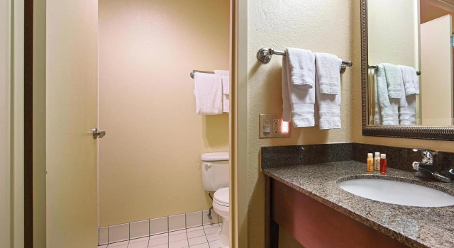 Четырёхместный номер Standard с видом на бассейн Best Western Plus Garden Court Inn