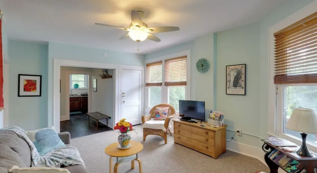 Lovely Hendersonville Retreat ~ 1 Mi to Downtown!, Забронировать Отель Отели Хендерсонвилл с парковкой, Парковка