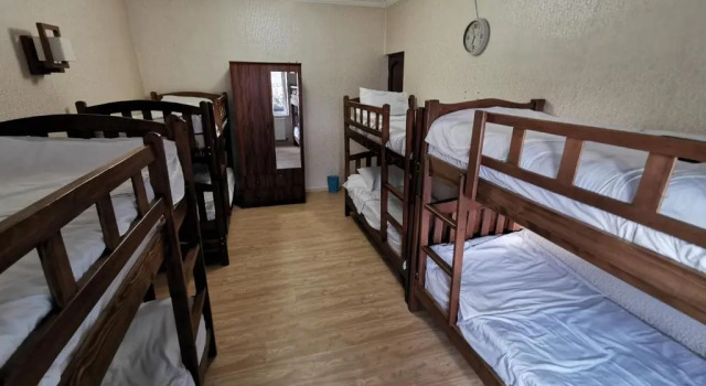 Кровать в общем номере Rose House