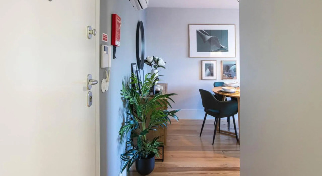 Stylish Studio w/ AC & Balcony by LovelyStay, Забронировать Отель Порту Регион Порту, рядом с Lapa Metro Station