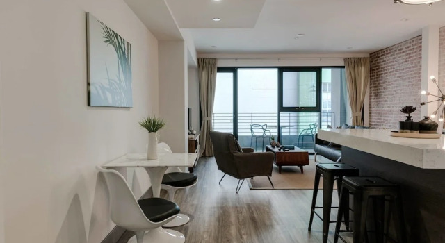 Historic Remodel 1-Bedroom in Prime DTLA Location!, Забронировать Отель Лос-Анджелес Большой Лос-Анджелес, рядом с Гранд Централ Маркет