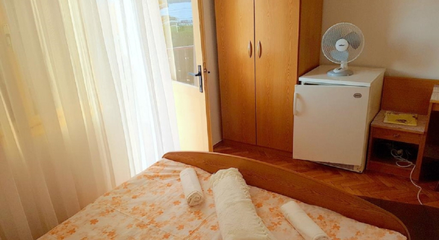 Room Tonka - 150 m from beach: R1 Jelsa, Island Hvar, Prenota Appartamento Hotel a Croatian Islands con parcheggio, Parcheggio