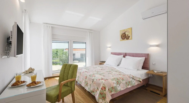 Awesome Home in Krnica with Hot Tub, WiFi & 3 Bedrooms, Book Hotel Krnica Istrien