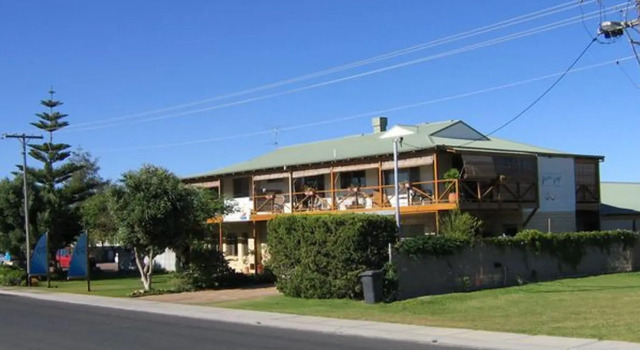 Кровать в общем номере Lancelin Lodge