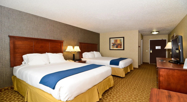 Четырёхместный номер Standard Holiday Inn Express Hotel & Suites Fort Atkinson by IHG
