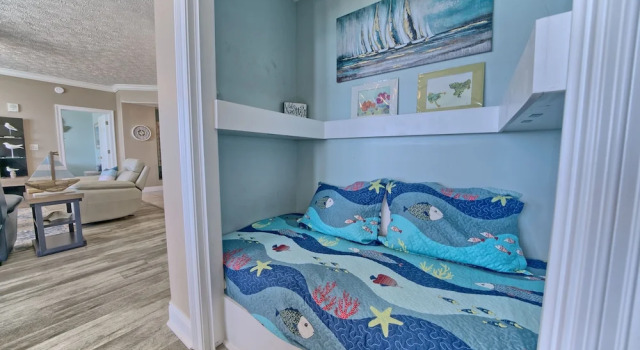 Amazing Tropical Condo with Complimentary Beach Chairs and Umbrellas - Unit 0706 by RedAwning, Забронировать Отель Панама-Сити Панхэндл Флорида, рядом с Загородный клуб "Сигнал Хилл"