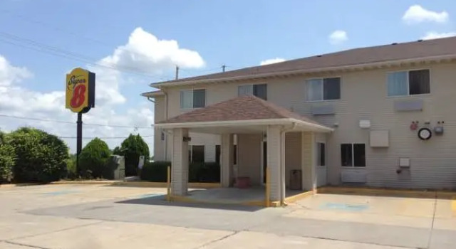 Suite Super 8 by Wyndham Lees Summit