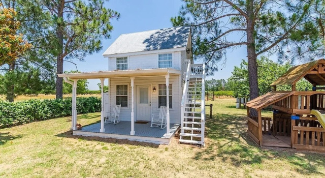 Коттедж с 5 комнатами Fischer 3 Bedroom Farmhouse by RedAwning