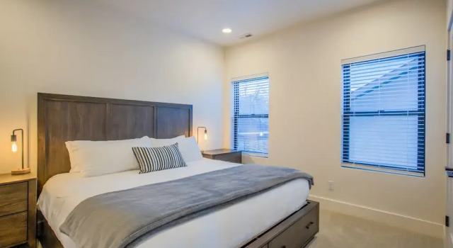 6bd3.5ba?downtown Modern Luxury W/hot Tub?