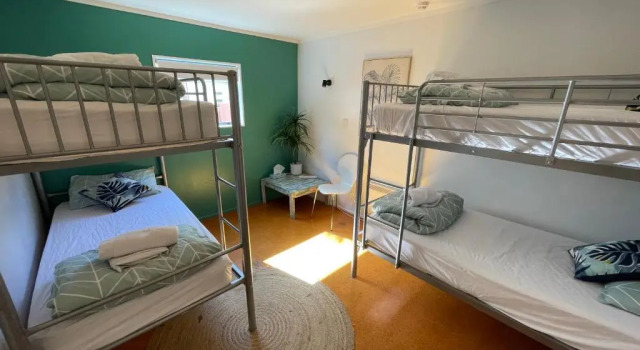 Кровать в общем номере Peppertree Lodge