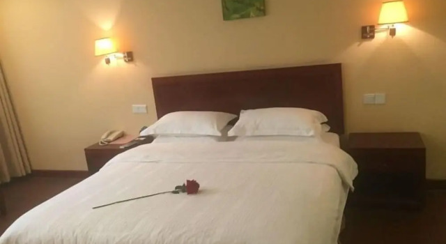 Двухместный номер Standard с балконом GreenTree Inn Suzhou Mudu Ancient Street Express Hotel