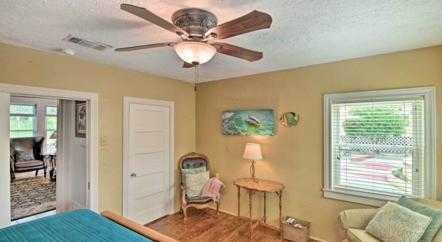 'coastal Cove' w/ Private Deck, 4 Mi to Beach