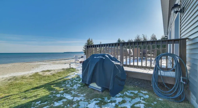 St. Ignace Cottage w/ Deck & Beach on Lake Huron!, Book Feriehus Villaer i Evergreen Shores, Villa