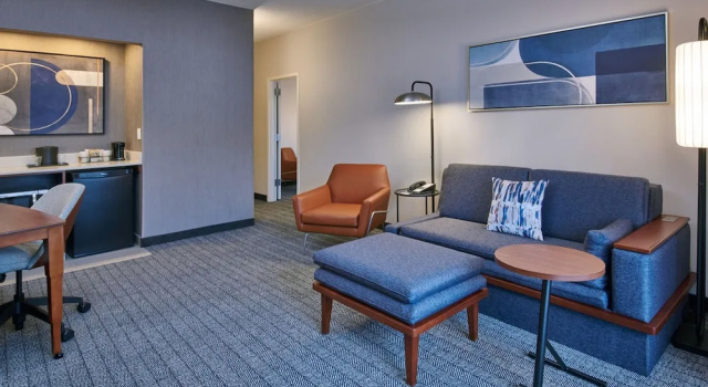 Люкс c 1 комнатой с видом на внутренний двор Courtyard by Marriott Detroit Livonia