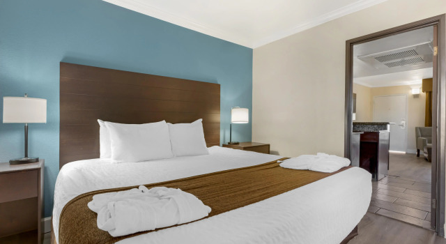 Двухместный люкс с балконом Best Western InnSuites Tucson Foothills Hotel & Suites
