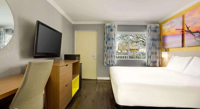 Двухместный номер Standard Days Inn by Wyndham Pensacola - Historic Downtown