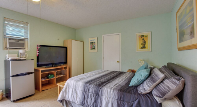 Convenient Sarasota Studio w/ Lush Backyard!