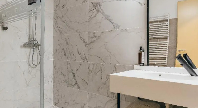 Трёхместный номер Classic с балконом HOTEL AGORA Mures