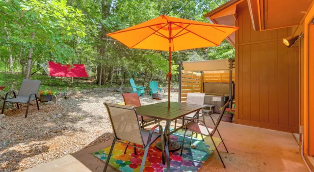 Коттедж Hot Tub & Fire Pit: Holiday Island Getaway!