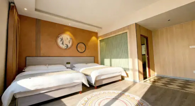 Кровать в общем номере Yizhou Holiday Hotel