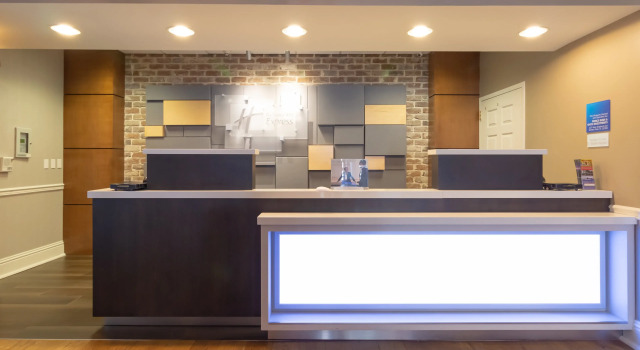 Holiday Inn Express Savannah - Historic District, Забронировать Отель Отели Саванны 3 звезды, рядом с Монументальная объединённая методистская церковь Весли, 3*
